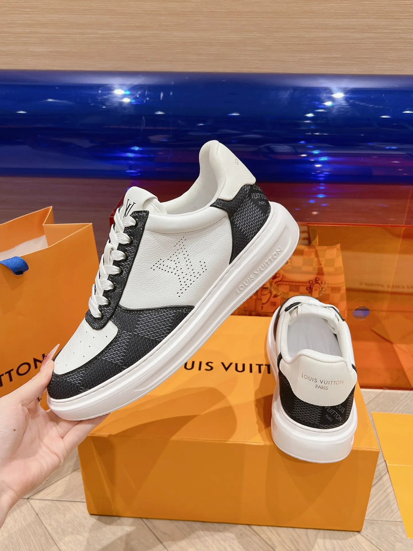 👟👟Ex-factory price 680👟👟 New LV white shoes for men, checkerboard series, plaid color matching, pure cowhide, 3D printed breathable holes, men's casual business travel shoes👟full of comfort, size: 37-45